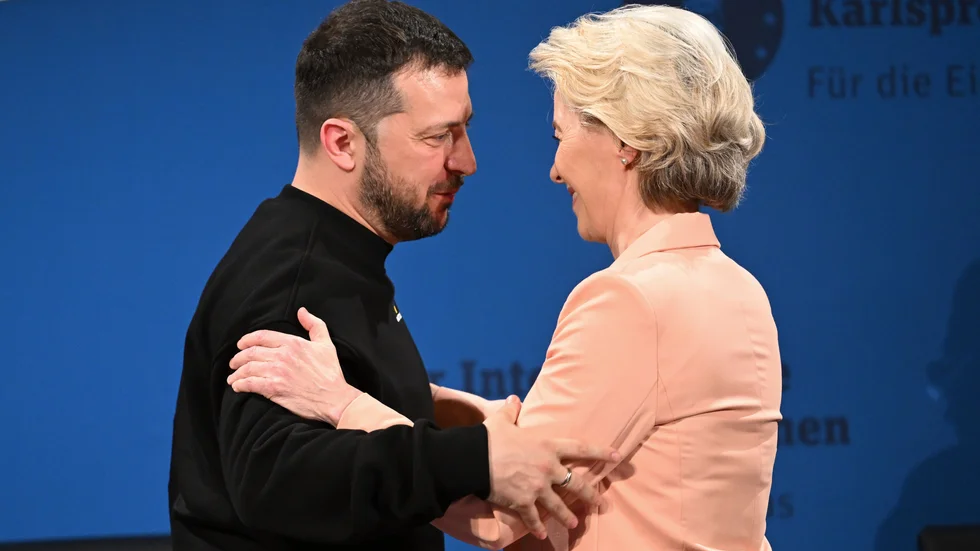 Ukrainas president Volodymyr Zelenskyj och EU-kommissionens ledare Ursula von der Leyen omfamnar varandra under en ceremoni i tyska Aachen där han tilldelas det prestigefyllda Karlspriset.