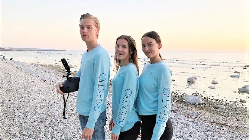 Wilmer Nilsson, Anna Ulfsson och Vera Gustafsson i 3sextioUF är på väg att filma och fotografera i Sveriges riksdag.