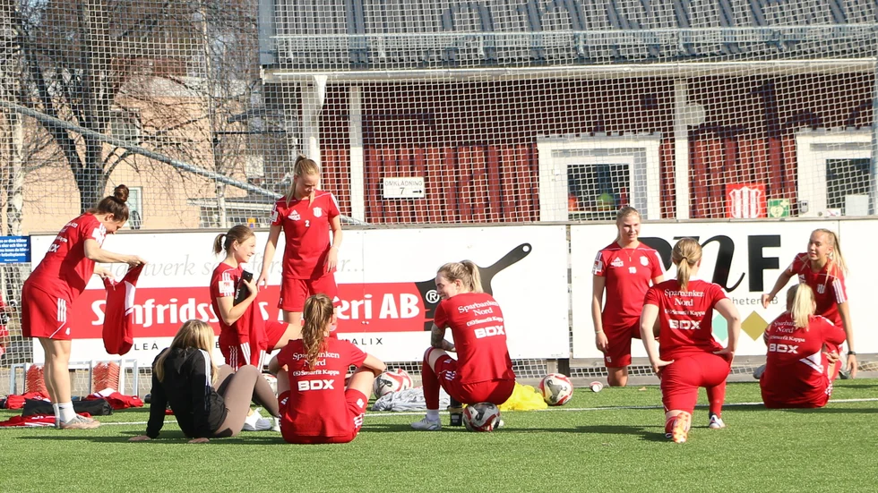Piteå dam "stretchar" ned efter ett träningspass i solen på LF Arena. Längst till vänster stålmorsan Josefin Johansson som är en i gänget trots att hon väntar sitt andra barn inom närmaste veckorna.. 