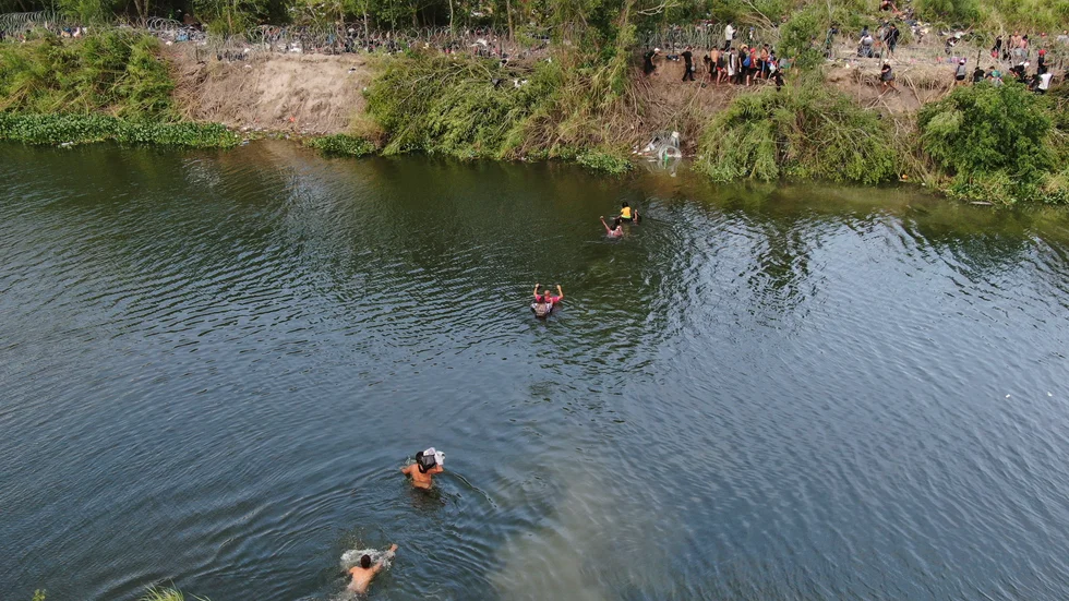 Migranter i färd med att ta sig från Matamoros i Mexiko över till den amerikanska sidan via floden Rio Grande.