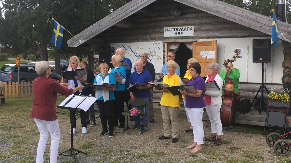 Sångkören underhöll med sånger under Hembygdsgårdarnas dag i Nattavaara.