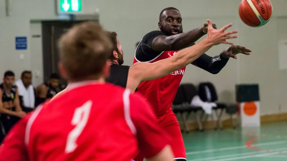 Redo. Brice Massamba kan spela i Champions League-matchen under tisdag trots att han klev av med knäsmärtor i matchen mot Umeå.