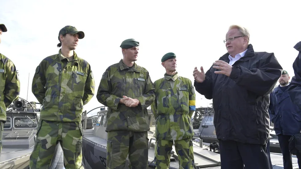 FÖRSVARSMINISTERN. Peter Hultqvist besökte försvarsmaktsövningen Aurora 17 samma dag som riksdagen samlades för att rösta om förtroendet för den socialdemokratiske försvarsministern.