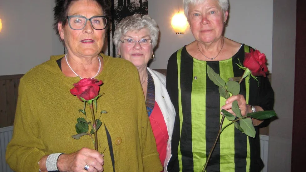 Sommarens födelsedagsbarn hos Bodens InnerWheelklubb förärades med varsin röd ros.