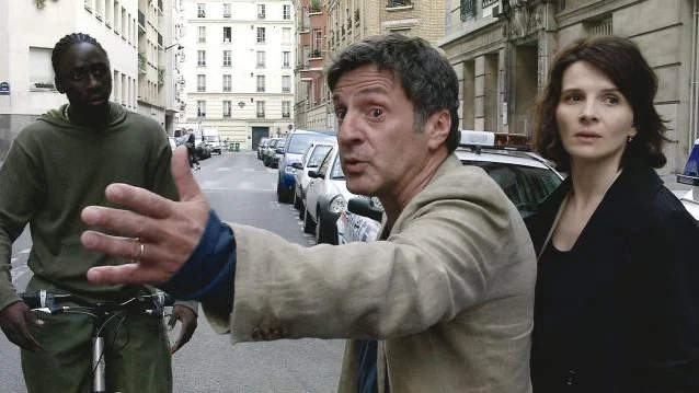 Daniel Auteuil, här med Juliette Binoche gör en lågmäld men intensiv tolkning som den utsatte mannen i Dolt hot. BILD: TRIANGELFILM