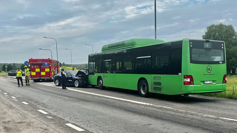 Bussen och bilen har frontalkrockat. 