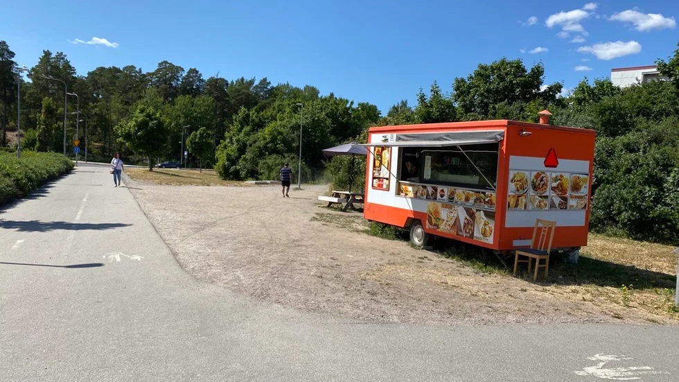 Precis bortanför kiosken längs Gottsunda allé, blev den 14-åriga pojken träffad av en kula i benet på midsommaraftons kväll.