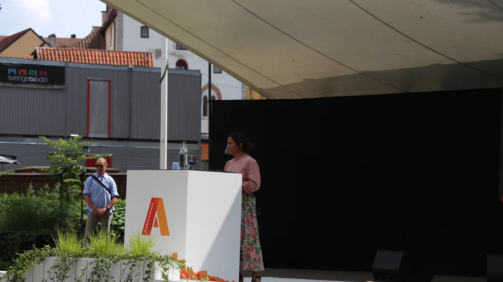 Parisa Liljestrand avslutar invigningsceremonin. 
