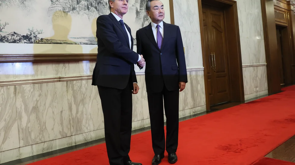 USA:s utrikesminister Antony Blinken träffar sin kinesiske motsvarighet Wang Yi i Peking. Arkivbild.