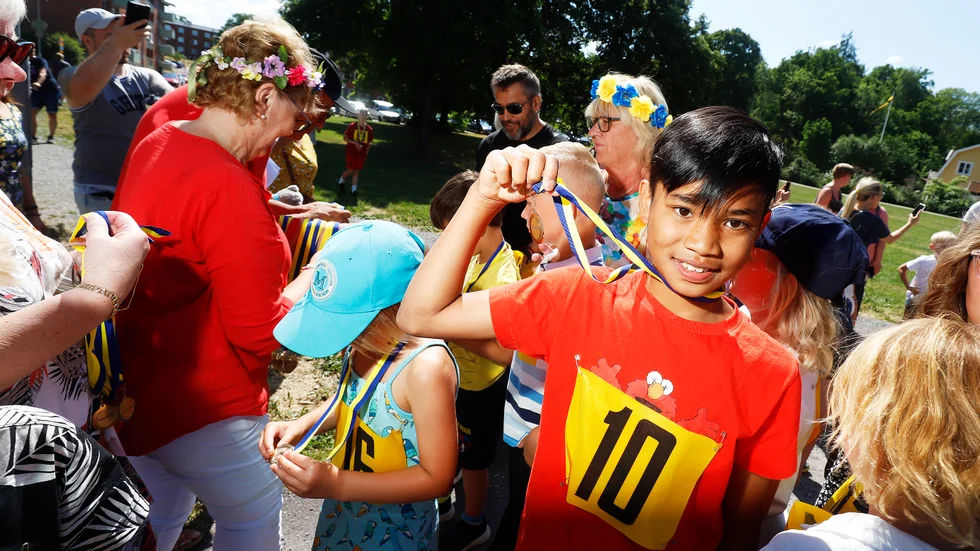 Tolvåriga Rafael Consulta från Strängnäs var först över mållinjen i Barnens midsommarlopp i Torshälla.