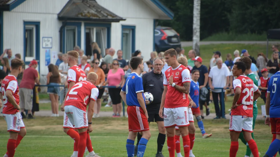 Den mångtaliga publiken fick vara med om en fotbollsfest. 