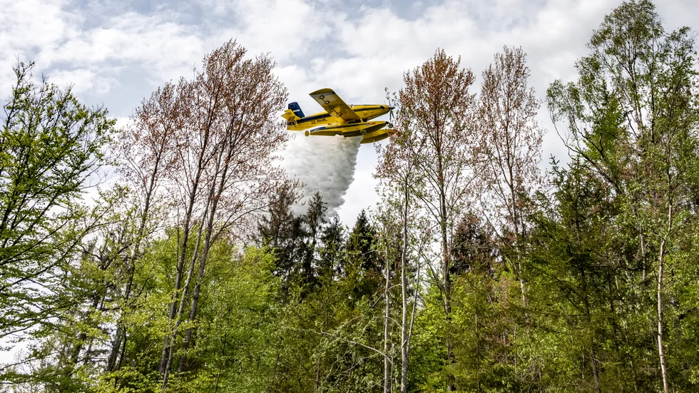 Flygplan och helikopter har vattenbombat området. Genrebild.
