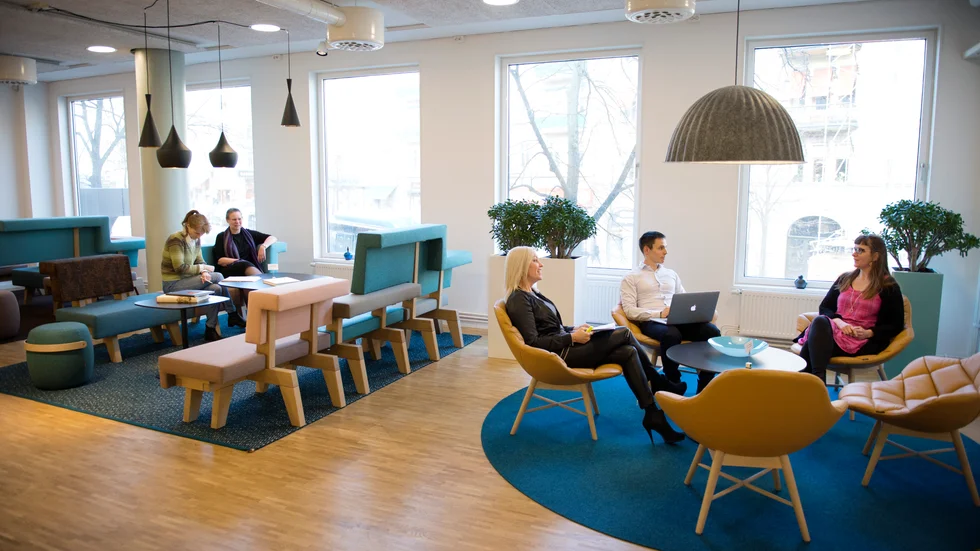 "Det främsta värdet med att vara på arbetsplatsen är kollegorna, enligt tjänstemännen. De främsta värdena för att jobba på distans är att det förenklar livpusslet, sparar restid och ger möjlighet att arbeta ostört", skriver Therese Svanström, ordförande i TCO, som har flera råd till arbetsgivarna om det nya arbetsliv som tjänstemännen föredrar.