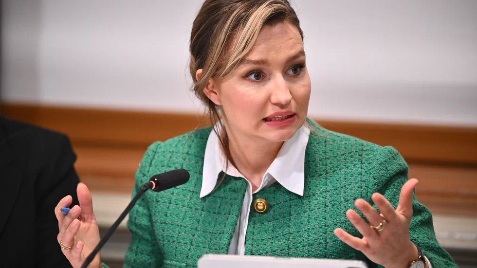Konstitutionsutskottet frågar ut energi- och näringsminister Ebba Busch (KD) kring beredningen av lagförslag om sekretess i ärenden om elstöd.