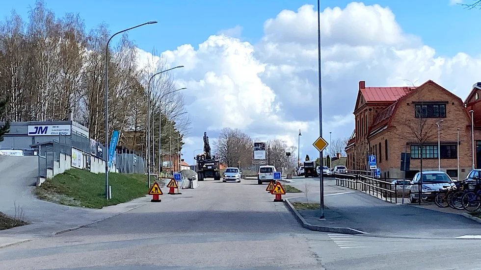 Ända fram till midsommar blir det lite trångt för trafiken i backen på Fannalundsvägen då en ny busshållplats byggs för det nya stadsbusslinjenätet.