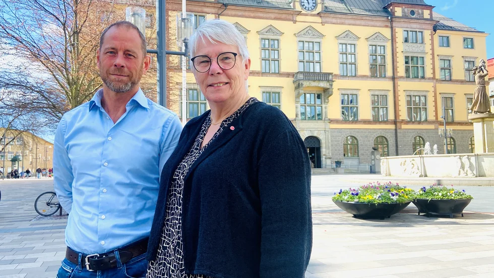 "Så i stället för att gömma er bakom kompetenta medarbetare, kliv fram och ta ansvar", skriver insändarskribenterna Jacob Sandgren (S) och Monica Johansson (S).