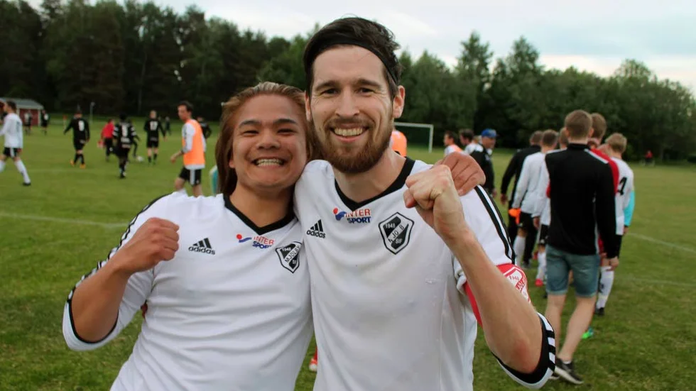 Ruben Edenkrantz och Anders Jernér jublade efter derbysegern mot Mjölby Turabdin. Om Mjölbyderbyt handlar avsnitt sju av Fotbollsresan, Östgöta medias videoserie.