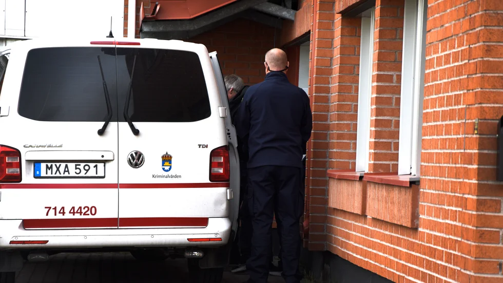 Skyld av häktespersonal och med en tröja över huvudet fördes den mordåtalade mannen in på Gällivare tingsrätt strax innan klockan tio.