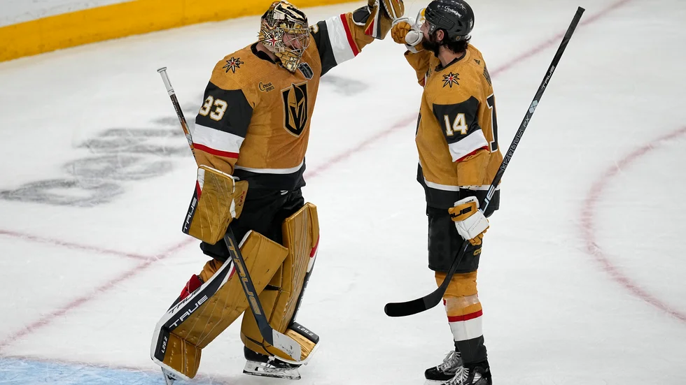 Vegasmålvakten Adin Hill och backen Nicolas Hague firar segern i den andra finalmatchen.