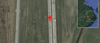 Personbil stillastående på E4 - helt stopp i ett körfält