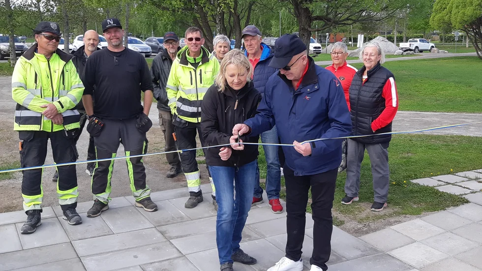 Kultur- och fritidschefen Annika Nordstrand och Gösta Karlsson, ordförande i Piteå bouleklubb klippte bandet tillsammans.