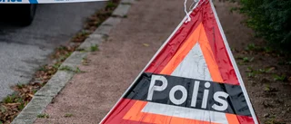 Man död efter krock med träd