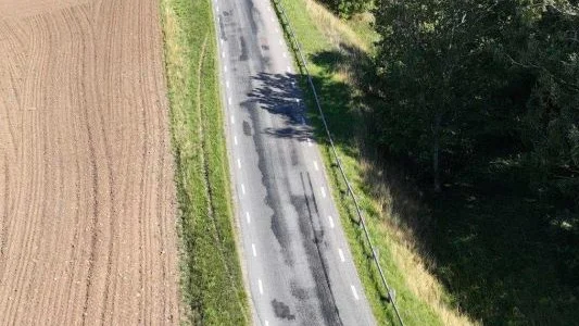 Här ser man hur föraren kommit ut på vänster sida av vägen för att strax därefter köra in i räcket på höger sida.