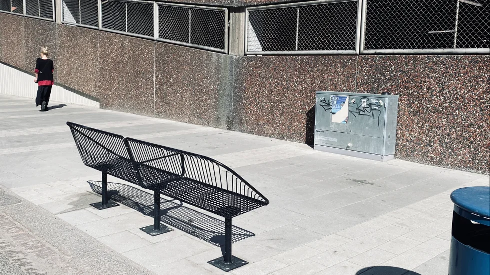 Det finns flera skäl till att ryggstöden på bänkarna längs Drottninggatan är vända mot trafiken, menar kommunens områdeschef för byggnation.