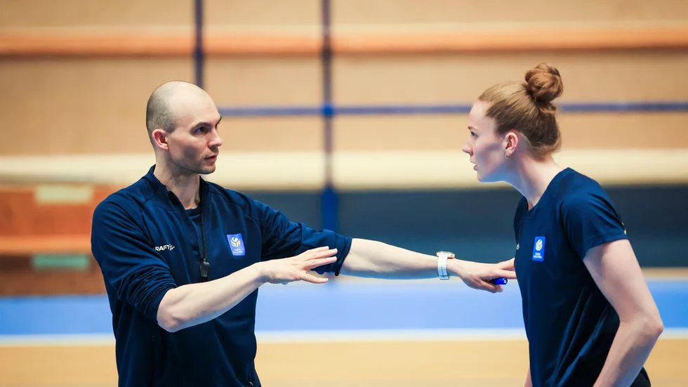 Lauri Hakala, förbundskapten för damlandslaget i volleyboll, och storstjärnan Isabelle Haak är mitt i en lång landslagssommar. Arkivbild.