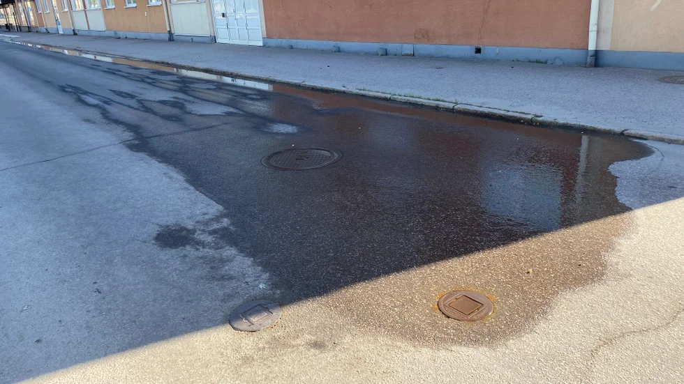 Vattnet bubblar upp ur gatan, från en ventil som inte tätar som den ska. Det ska grävas upp så fort som möjligt, men det måste ske kvällstid för att inte dela Hultsfred i två delar.
