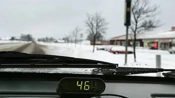 Efter en varningssignal visar Active GPSII hur antalet meter fram till poliskameran minskar.