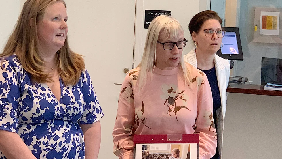Sarah Björklund, till vänster, kämpar för att sjukhushundarna ska komma tillbaka. Malin Sjöberg Högrell (L) och Vivianne Macdisi (S) är politiker i sjukhusstyrelsen och har olika sätt att se på frågan.