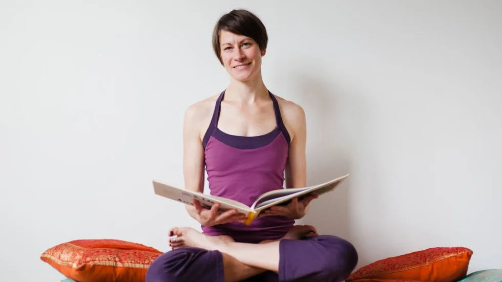”Yogan kan hjälpa en att kontrollera hur vi mår, hur vi tänker och hur det känns.”, säger yogaläraren Marika Andersson, som har sagoyoga för barn på biblioteken i Uppsala.