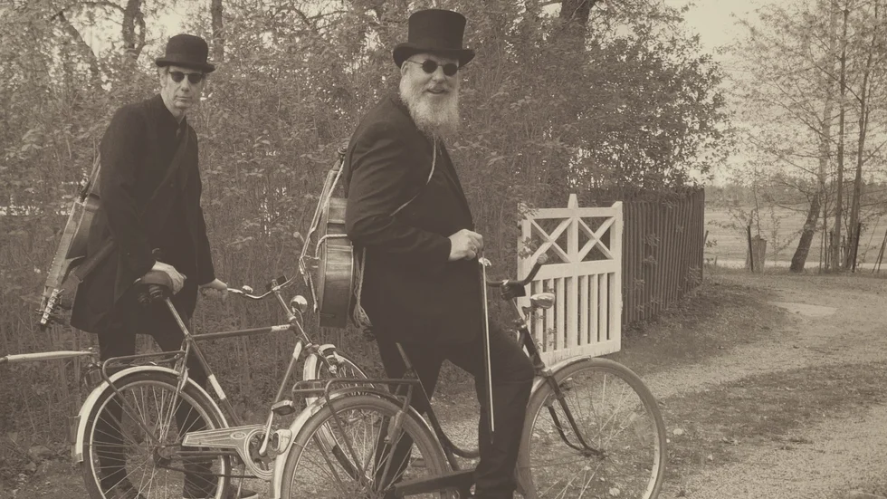 Olov Johansson med nyckelharpan på ryggen och Mikael Marin med sin viola gör ännu en cykelturné genom Uppland i sommar.