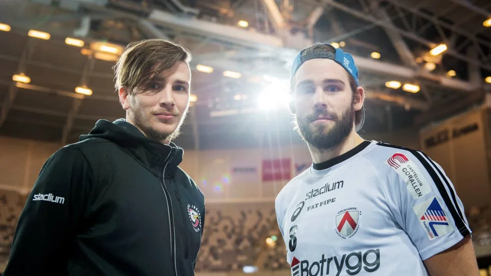 Duell. Mattias Samuelsson och Linköpings Martin Karlsson.