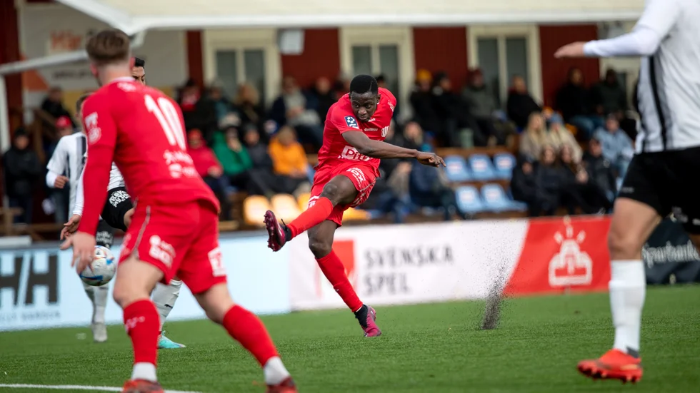 "Modo" Mbye har laddat om bössan med Piteå IF. Mittfältaren har svarat för en stark vårsäsong i Ettan. Under helgen ställs PIF mot hans tidigare klubb Sylvia.
