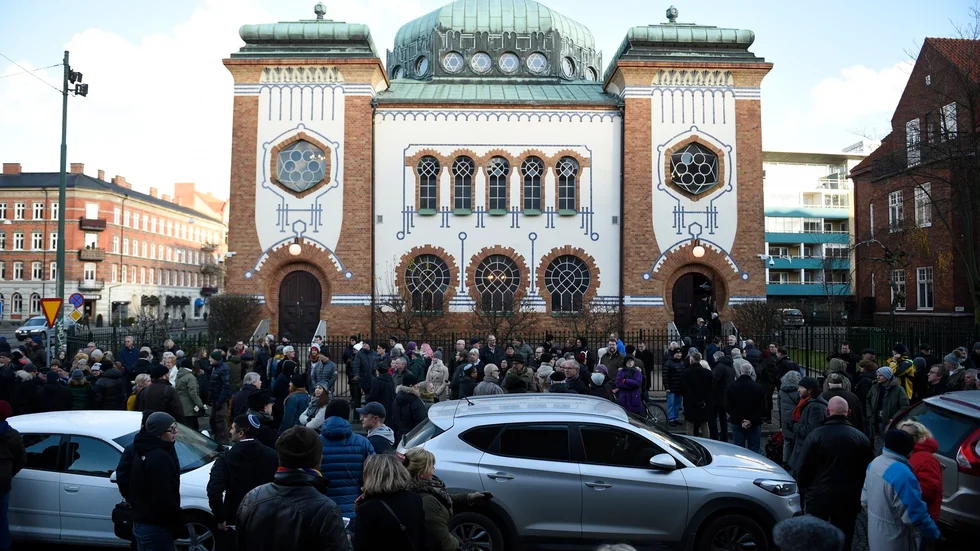 För att bekämpa den växande antisemitismen krävs både polisiära åtgärder och mer civilkurage.