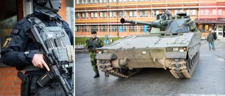 Webb-tv från övningen: Regementeschefen i stridsfordon och poliser med förstärkningsvapen