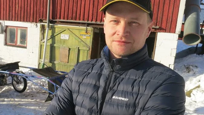 Jerker Bjurman plockar ut halva stallet till Skellefteåtravets tävlingskväll tisdag