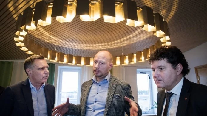 Från vänster Telias vd Anders Olsson, kommunalrådet Hans Lindberg och landstingsrådet Peter Olofsson. Foto: Hanna Eriksson/VK. 