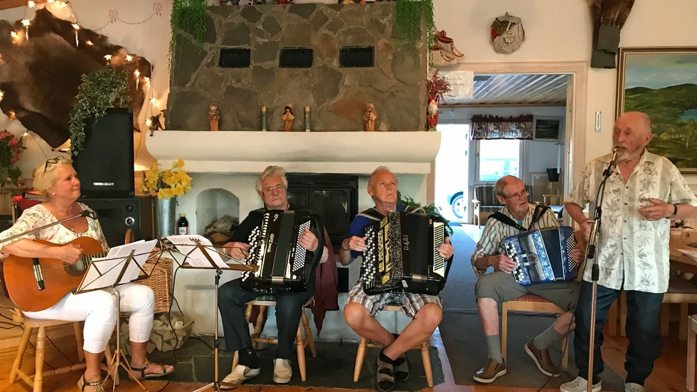 Allsång på fredagkväll. Från vänster Madelene Aheinen Westerlund, Hilding Andersson, Curt Ivan Eriksson, Sven Andersson och Arnold Sundqvist som spontant gick upp och sjöng. 