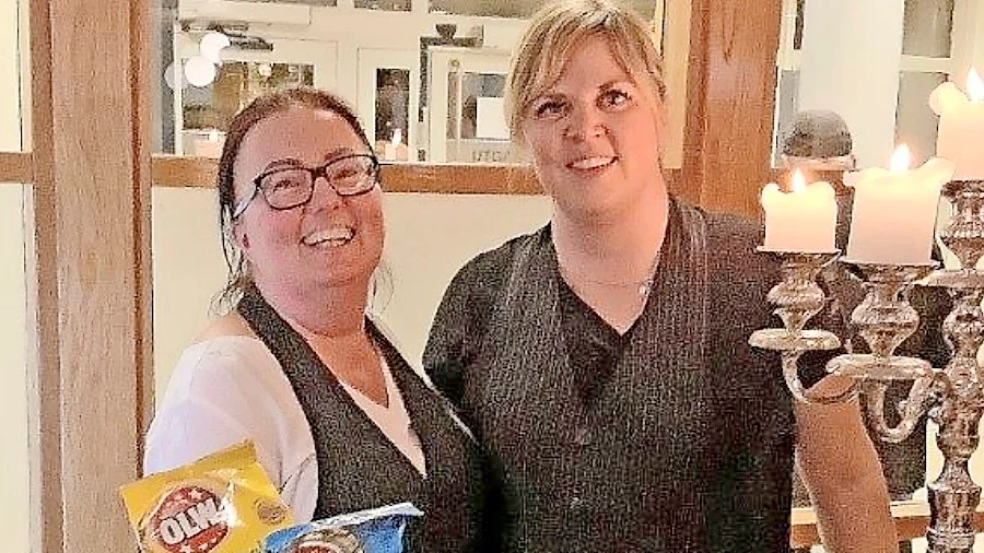 Siv och Nina, som serverade det julbord som SPF Guldstaden åt på Campus, fick mycket beröm för anrättningen.