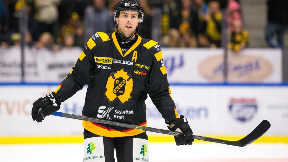 Joakim Lindström avbröt måndagens isträning med Skellefteå AIK. 