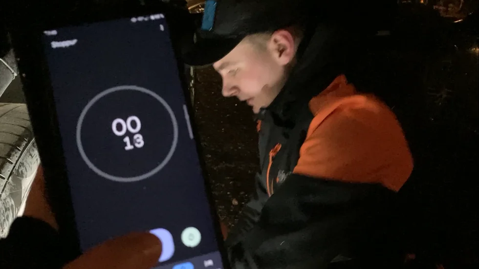Anton Bergströms rekord ligger på tolv sekunder. Men då var det inte utomhus, i regn och mörker.
