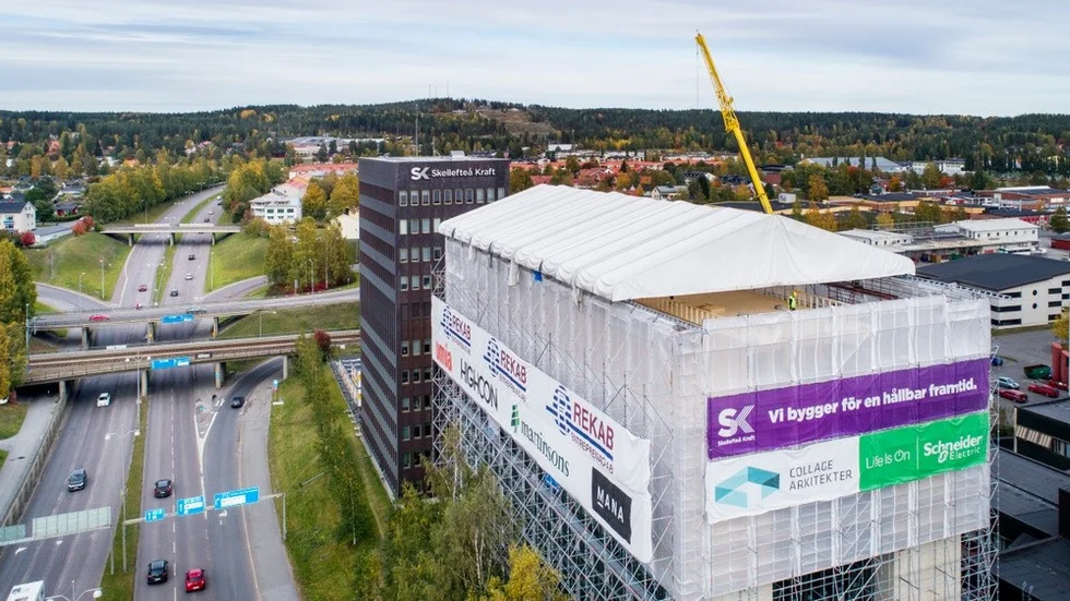 Istället för en ny byggnad har Skellefteå Kraft valt att göra en påbyggnad i KL-trä och limträ på det äldre av de två kontorshusen. 