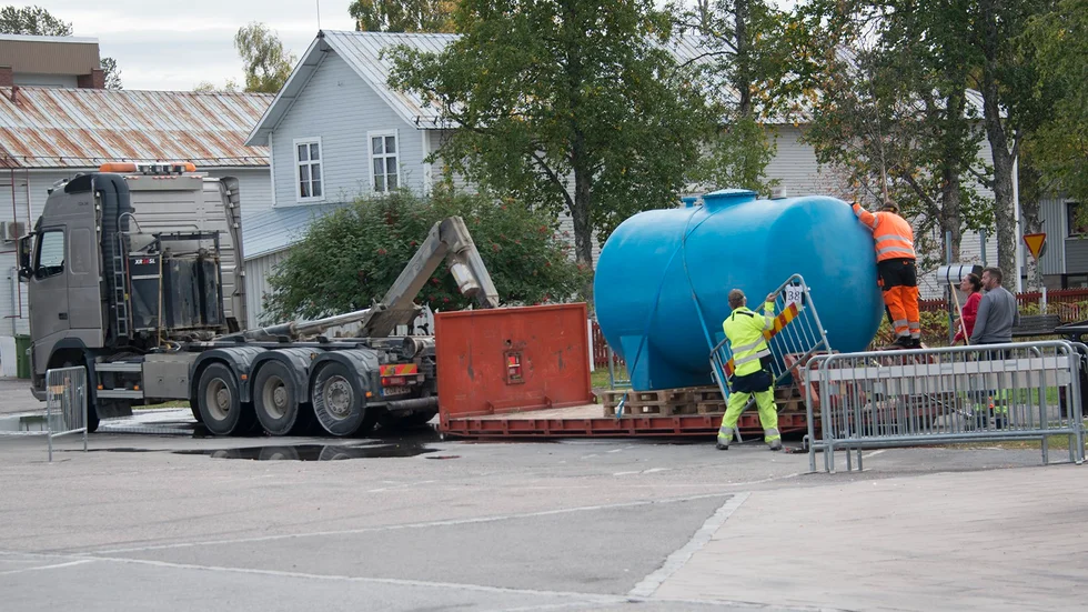 Vattentanken på torget lastas och återförs till Älvsbyn. Larmet om eventuellt förorenat vatten inom Arvidsjaurs tätort visade sig vara felaktigt. En förväxling av prover ligger bakom, och de höga halterna finns bara vid vattentäkten som försörjer Arvidsjaurs flygplats.
