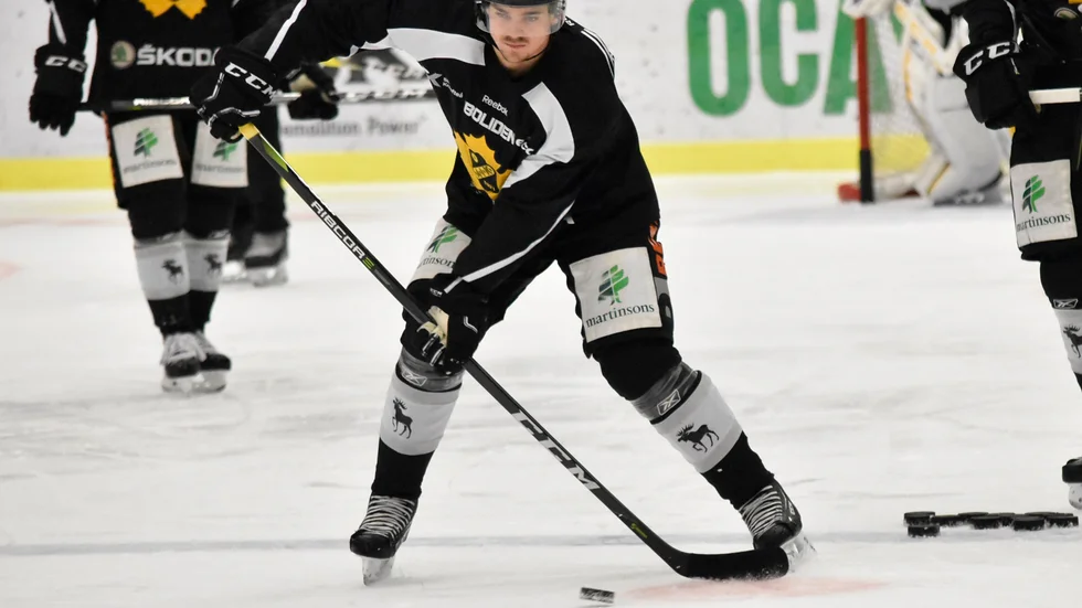 Pass upp. Emil Djuse serverar pucken till en medspelares blad. Foto: Roger Lindström.