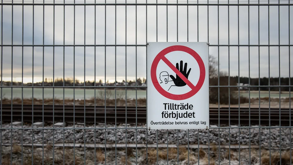 Obehöriga tar sig in på spårområdet trots varningsskyltar och skalskydd.