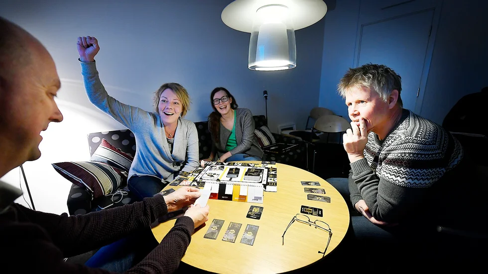Där satt den! Jessica Dhyr jublar efter att Lars Eriksson läst kortet. Elisabeth Eriksson verkar också glad medan Une Jonsson är ytterst fundersam. Foto: Jeanette Lövgren.