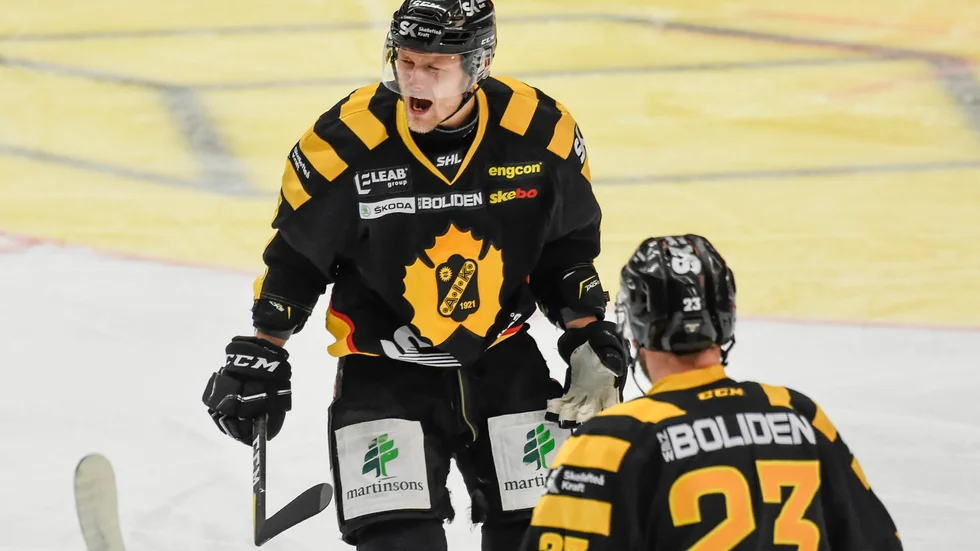 Oscar Möller hade en riktig galakväll tillsammans med sina kompisar i landslagskedjan. Foto: Erland Segerstedt/TT.